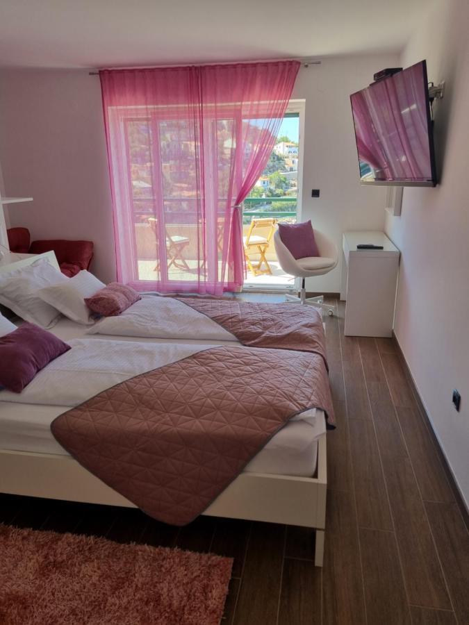 Relax , With Seaview And Two Pools Near Stari Grad