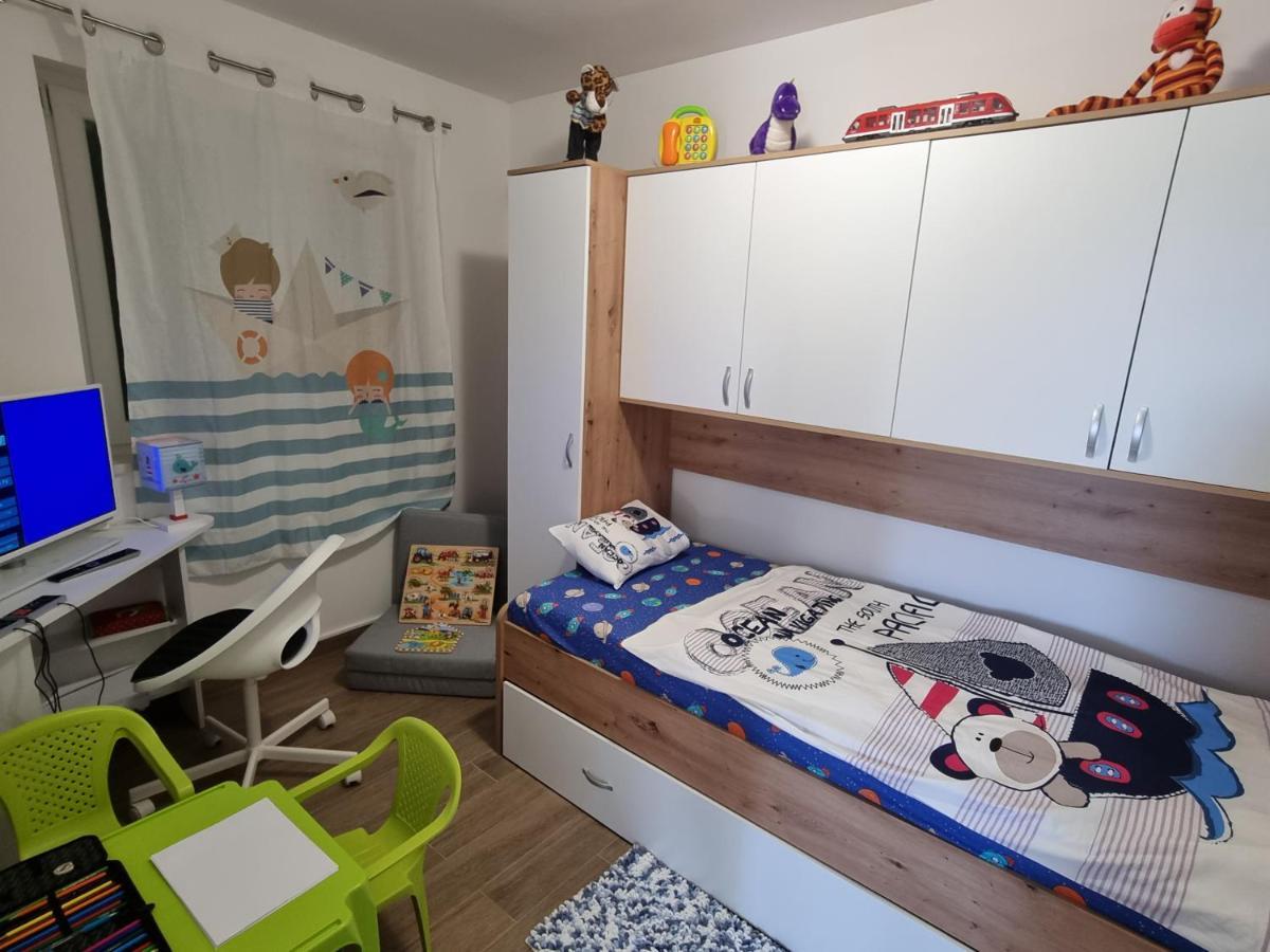 Relax , With Seaview And Two Pools Near Stari Grad